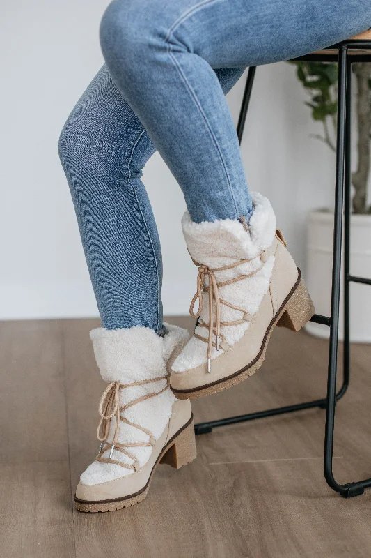 Street-Style Slip-Ons Embracing The Chill Boots - Taupe