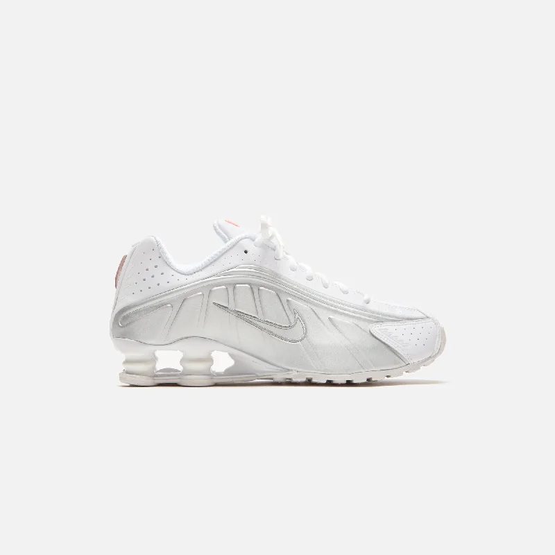 Avant-Garde Style Promotions Nike WMNS Shox R4 - White / Metallic Silver / Max Orange / White Avant-Garde Style Promotions Nike WMNS Shox R4 - White / Metallic Silver / Max Orange / White
