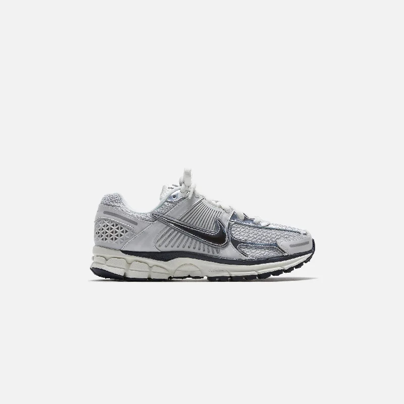 Limited Time Offers Nike WMNS Zoom Vomero 5 - Photon Dust / Chrome / Gridiron / Sail Limited Time Offers Nike WMNS Zoom Vomero 5 - Photon Dust / Chrome / Gridiron / Sail