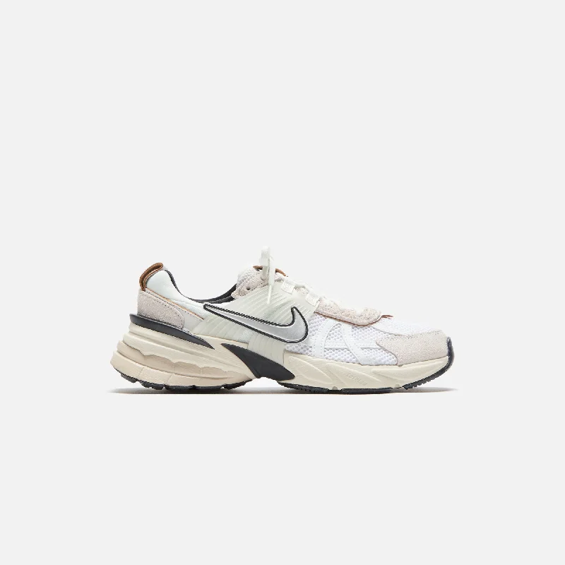 Statement Boots Offers Nike WMNS V2K Run - Summit White / Chrome White