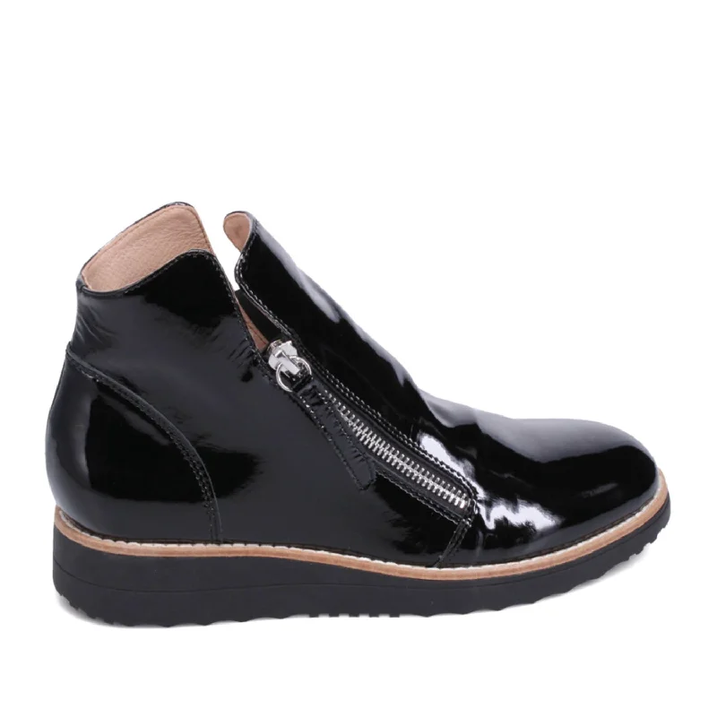Style Without Limits Django & Juliette Women's Ohmy in Black
